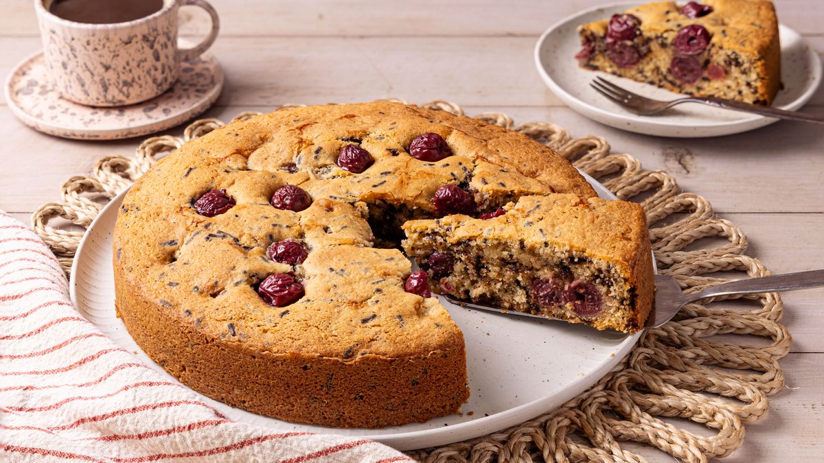 Nusskuchen mit Sauerkirschen: ein saftiger Springform-Kuchen für jede Gelegenheit