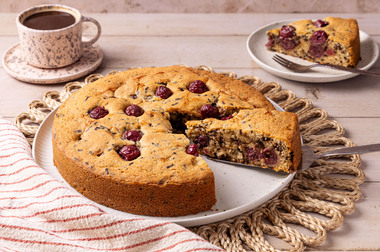 Nusskuchen mit Sauerkischen