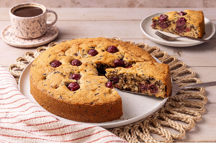 Nusskuchen mit Sauerkischen
