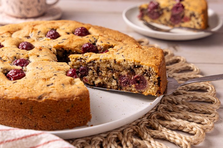 Nusskuchen mit Sauerkischen