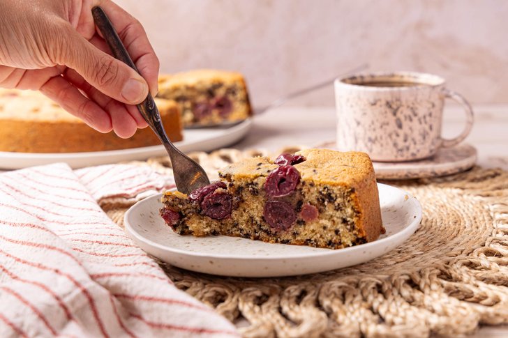 ein Stück Nusskuchen mit Sauerkischen