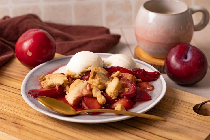 Pflaumen-Crumble mit Vanilleis