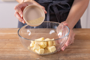 Zucker in Butter geben
