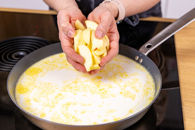 Äpfel in der Pfanne verteilen