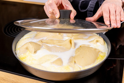 Deckel zum Backen auf die Pfanne legen