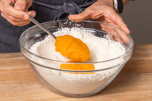 Kürbis zum Mehl geben
