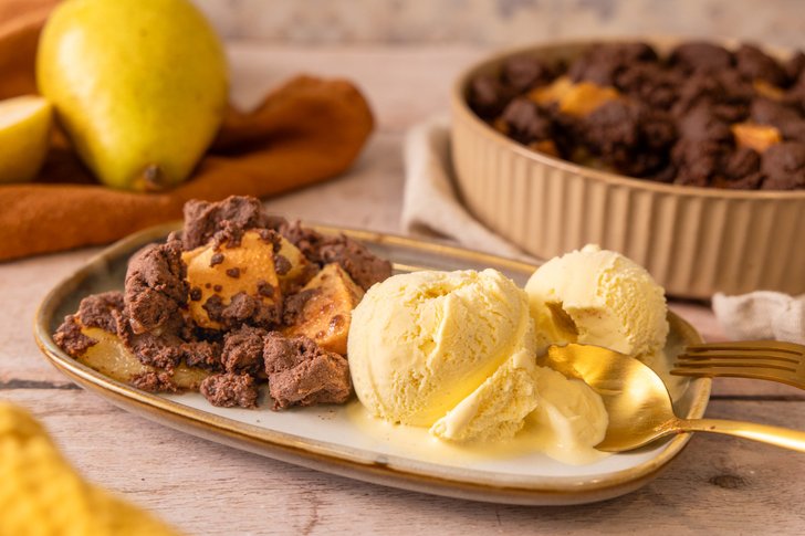 Schokoladen-Crumble mit Vanilleeis