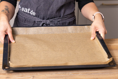 Backblech mit Backpapier belegen
