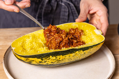 Spaghettikürbis mit Hackfleischmasse füllen