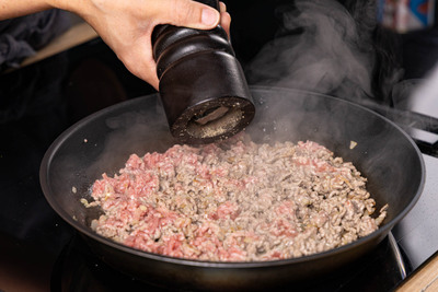 Hackfleisch braten und würzen