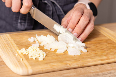 Knoblauch und Zwiebel fein würfeln
