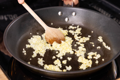 Zwiebel- und Knoblauchwürfel anschwitzen