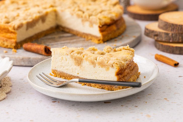 Ein Stück Zimt-Käsekuchen