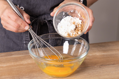 Eier mit Stärke vermengen