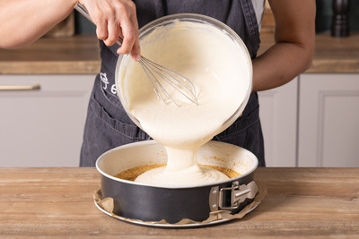 Käsekuchenmasse auf den Boden geben