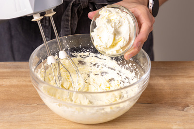 Frosting für Blaubeerschnecken zubereiten
