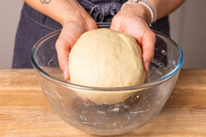 Teigkugel in Schüssel geben