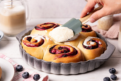Blaubeerschnecken mit Frosting bestreichen