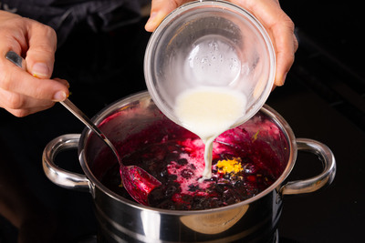Speisestärkemischung zu Blaubeeren dazugeben
