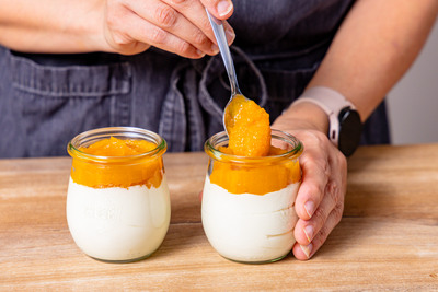 Kürbispüree auf der Quarkcreme verteilen