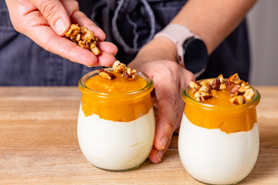 Nuss-Topping auf dem Dessert verteilen