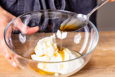 Quark mit Ahornsirup und Joghurt vermengen