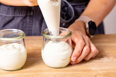 Quarkcreme in die Dessertgläser geben