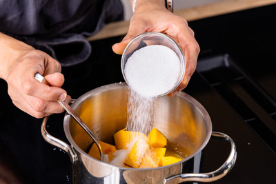 Zucker zum Kürbis geben