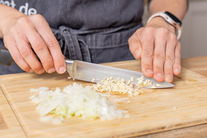 Knoblauch fein hacken