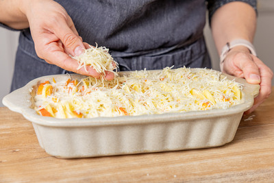 Auflauf mit Käse bestreuen