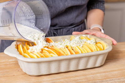Auflauf mit der Sauce übergießen
