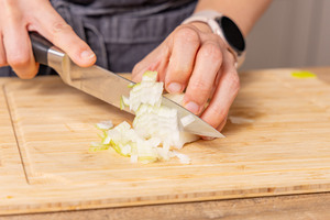 Zwiebel schneiden
