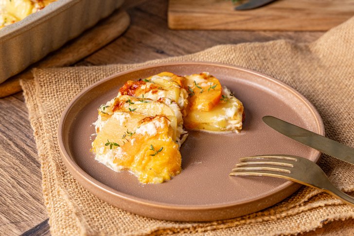 Portion Kürbis Kartoffel Auflauf auf Teller