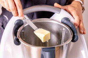 Butter in den Mixtopf geben