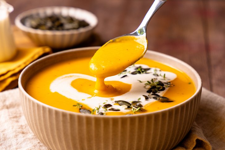 Kürbiscremesuppe aus dem Thermomix® mit Topping essen