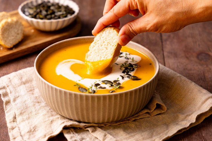Kürbiscremesuppe aus dem Thermomix® mit Brot