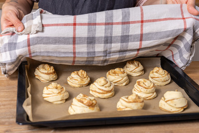 Zimtschnecken abdecken