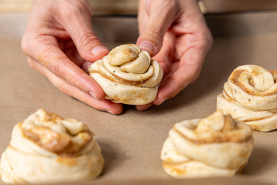 Zimtschnecken auf Backblech geben