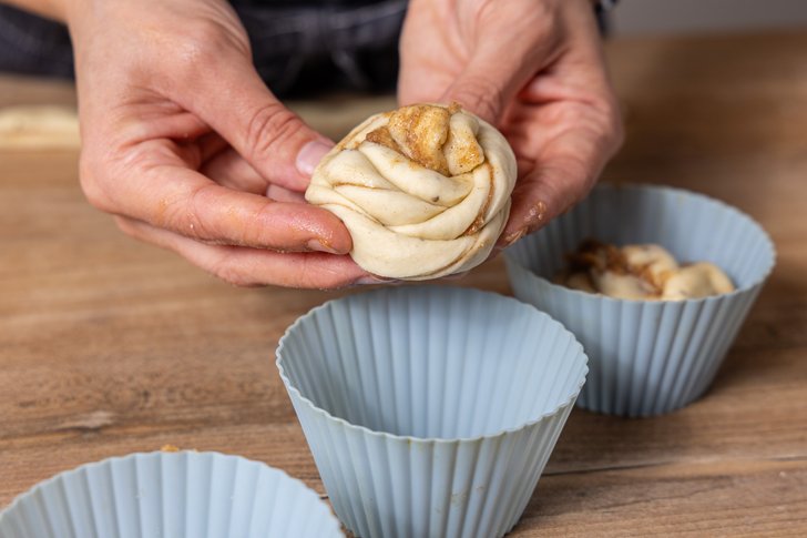 Zimtschnecke in Muffinform geben