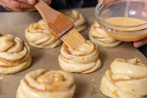 Kanelbullar einpinseln