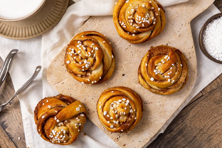 Kanelbullar schwedische Zimtschnecken mit Hagelzucker