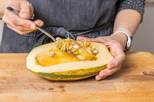 Kerngehäuse vom Spaghettikürbis entfernen