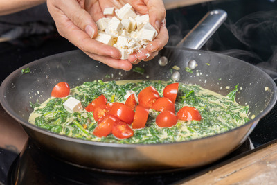 Feta zur Füllung bröseln
