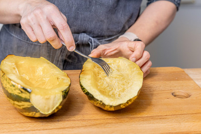 mit einer Gabel das Fruchtfleisch zu Fäden ziehen
