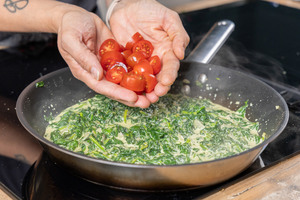 Tomaten in die Pfanne geben