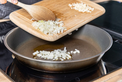 Zwiebel in die Pfanne geben