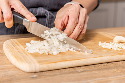 Zwiebel fein hacken