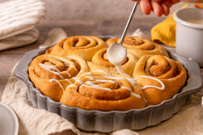 Vegane Zimtschnecken mit Glasur verzieren