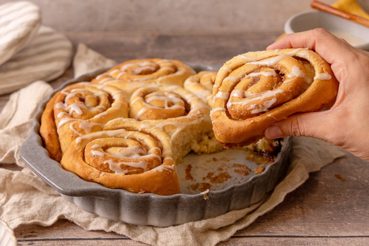 leckere vegane Zimtschnecken aus der Auflaufform holen