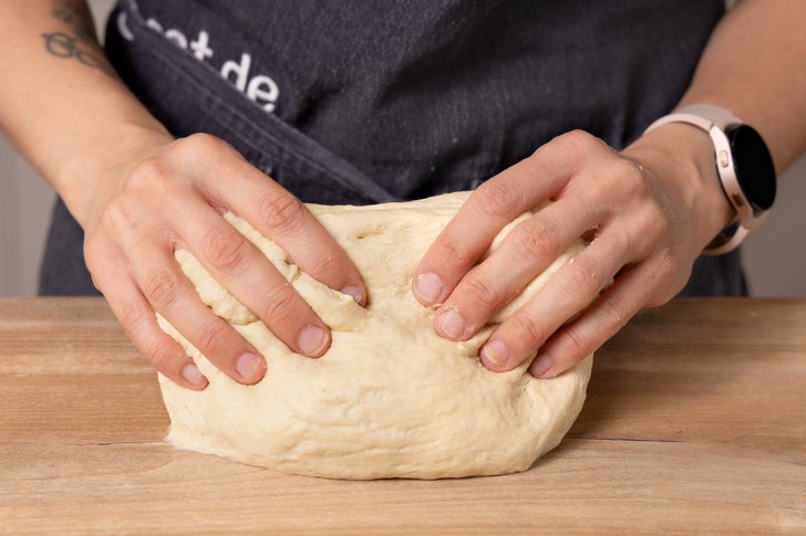 Hefeteig mit den Händen kneten
